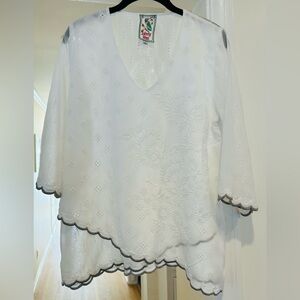 Beautiful white Johnny Was all over embroidered ultra light rayon tunic. Small